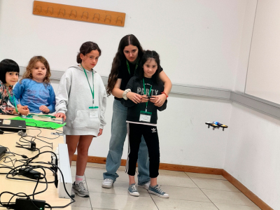 Niñas vulan dron en campamento TIC ALDABA-WIB